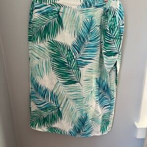 Tahari Green Knee-Length Pencil Skirt with Slit‎